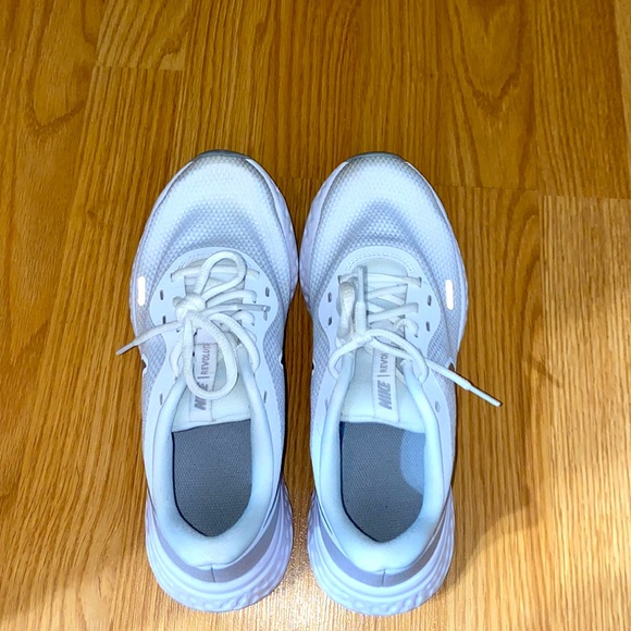 Nike Revolution, size 8.5, white and grey - Picture 3 of 4
